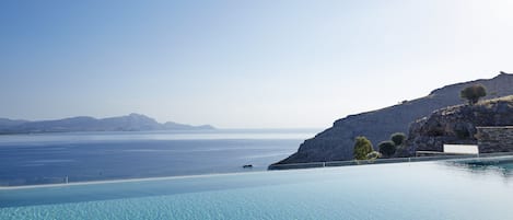 Una piscina cubierta, 2 piscinas al aire libre, sombrillas, tumbonas