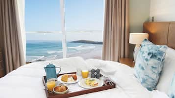 Deluxe-Doppel- oder -Zweibettzimmer, Balkon, Meerblick | Pillowtop-Betten, individuell dekoriert, individuell eingerichtet