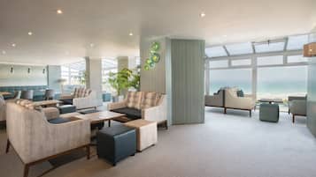 Coin salon dans le hall
