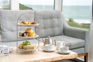 2 间餐厅，供应早餐、午餐和晚餐，地方菜