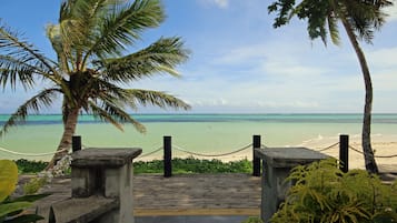 Plage privée, sable blanc, chaises longues, parasols