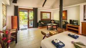 Une chambre d’hôtel équipée d’un lit, d’un canapé, d’un bureau et offrant une vue sur l’extérieur.