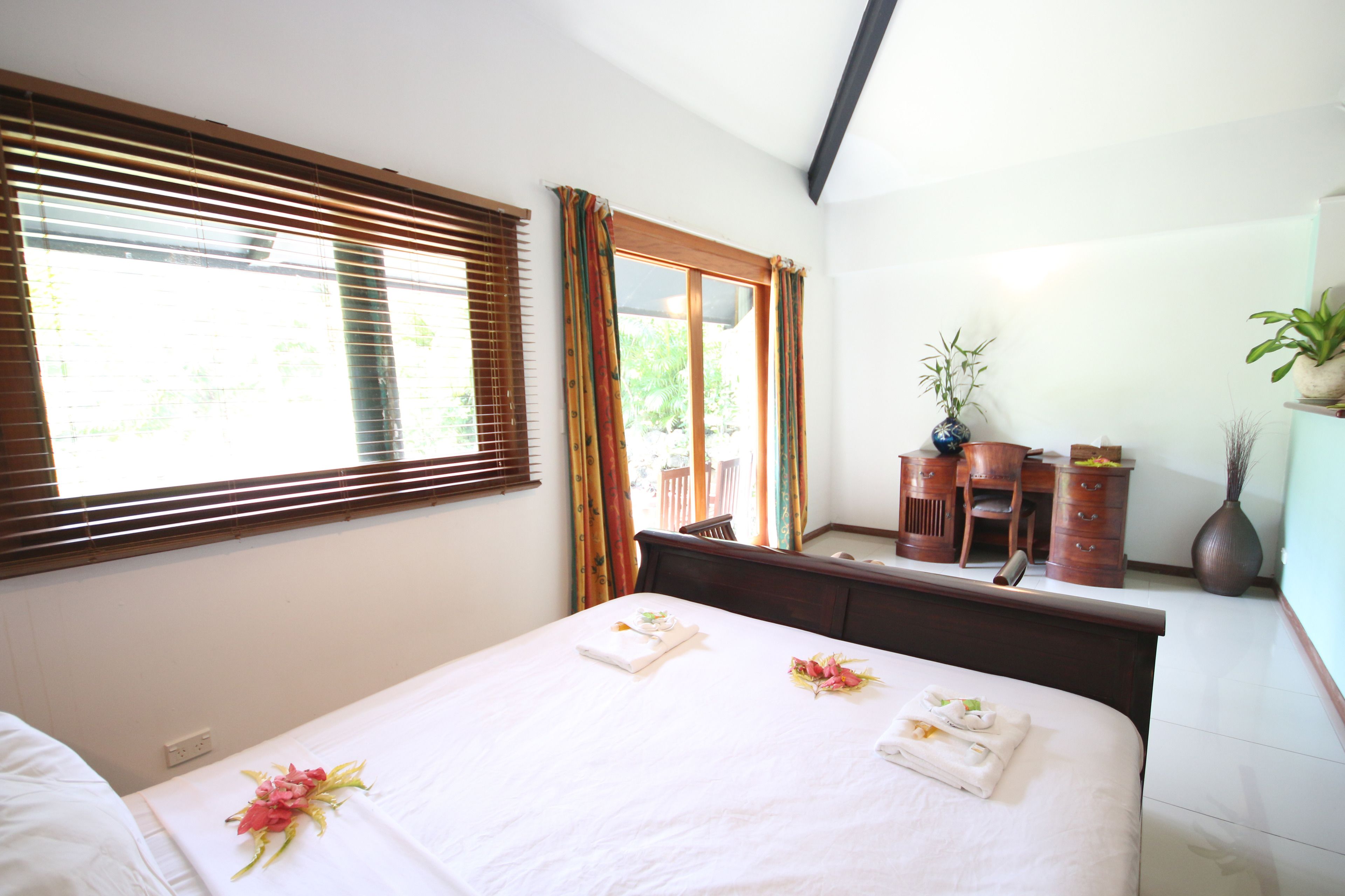 Habitación de hotel con cama, escritorio y una silla.