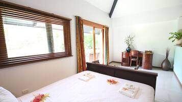Habitación de hotel con cama, escritorio y una silla.