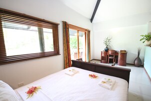 Habitación de hotel con cama, escritorio y una silla.