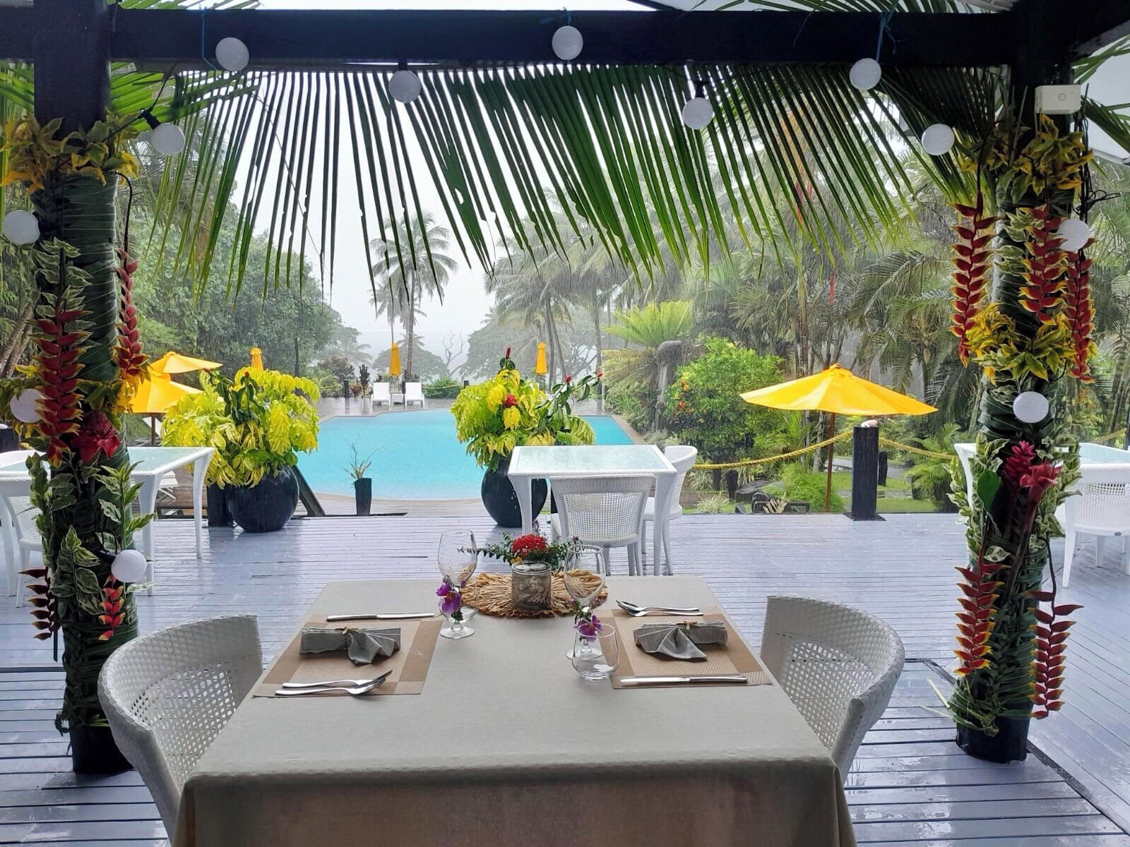 Breakfast, lunch, dinner served; pool views 