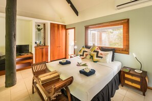 Executive Room, 1 King Bed | Premium bedding, desk, soundproofing, bed sheets