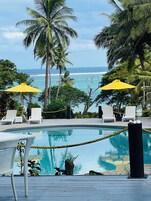 Tengerpartra/óceánra néző