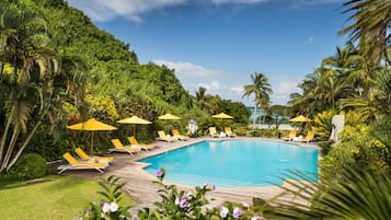 Außenpool, Sonnenschirme, Liegestühle