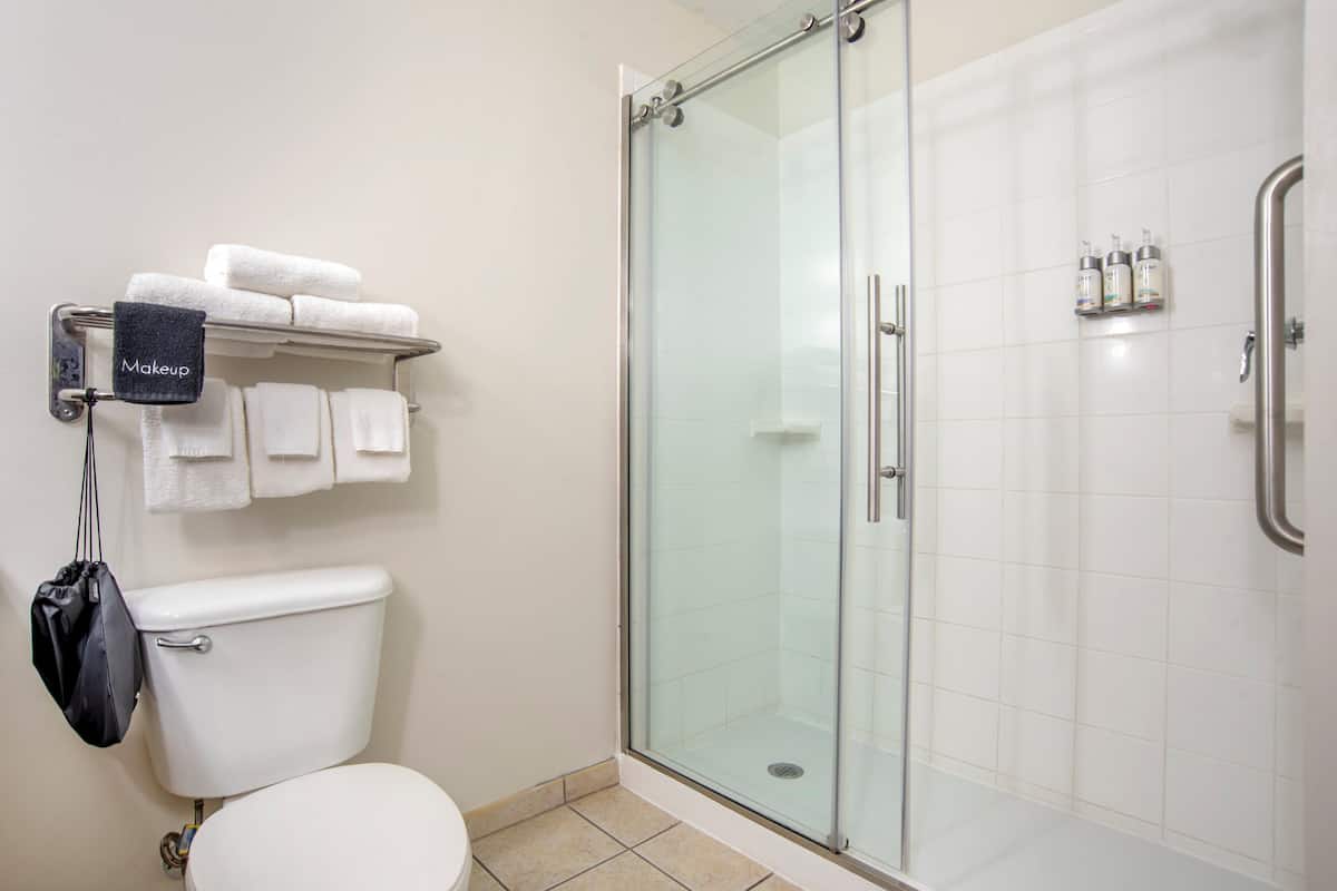 Pillowtop-bedden, een bureau, verduisterende gordijnen