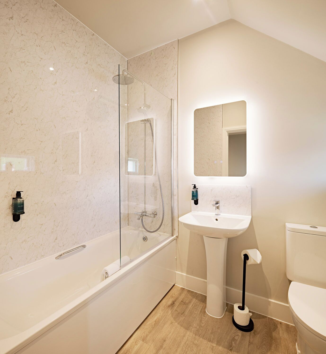 Classic Room, 1 King Bed, Non Smoking, Refrigerator | Bathroom | Designer toiletries, hair dryer, towels, shampoo