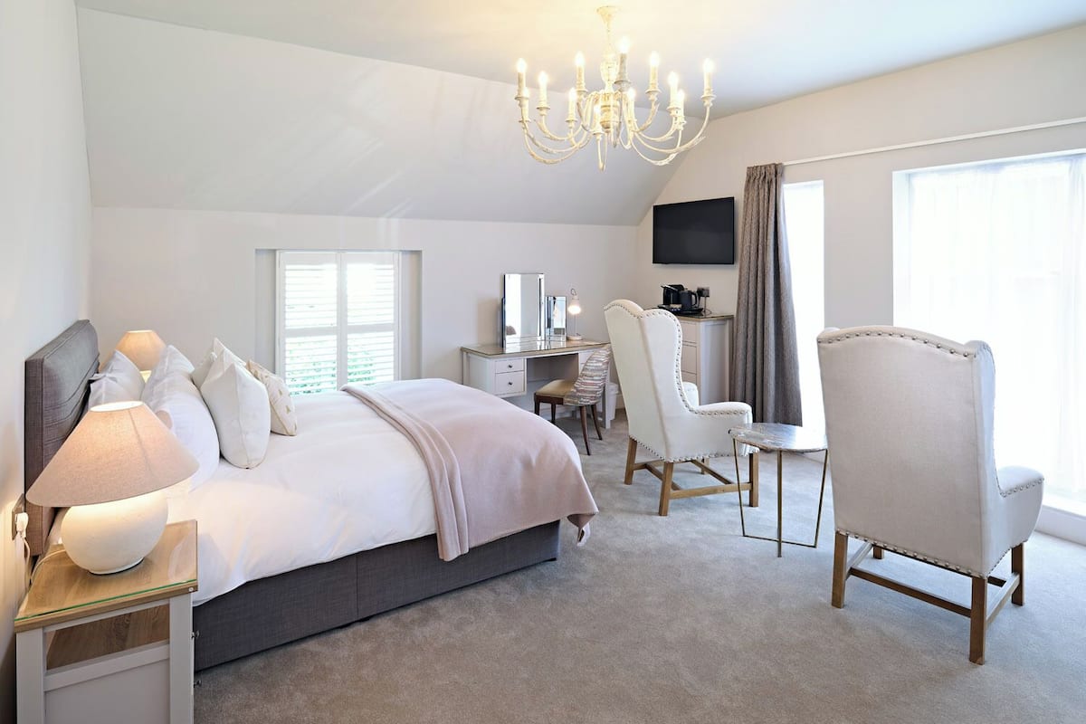 Signature Room, 1 King Bed, Non Smoking (View) | 1 bedroom, hypo-allergenic bedding available, in-room safe, desk