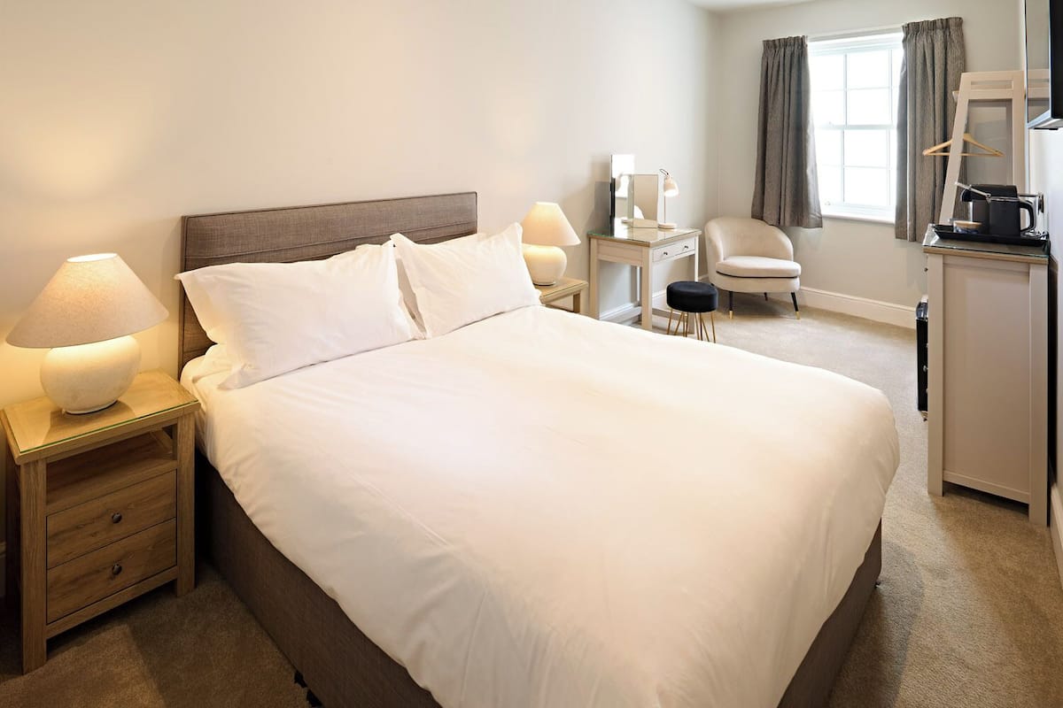 Standard Room, 1 King Bed, Non Smoking, Refrigerator (Cozy Room) | 1 bedroom, hypo-allergenic bedding available, in-room safe, desk