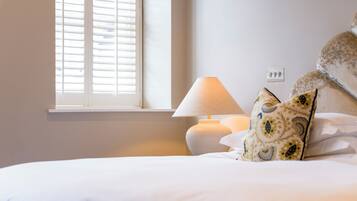 Standard Room, 1 King Bed, Non Smoking, Refrigerator (with Sofabed, View)