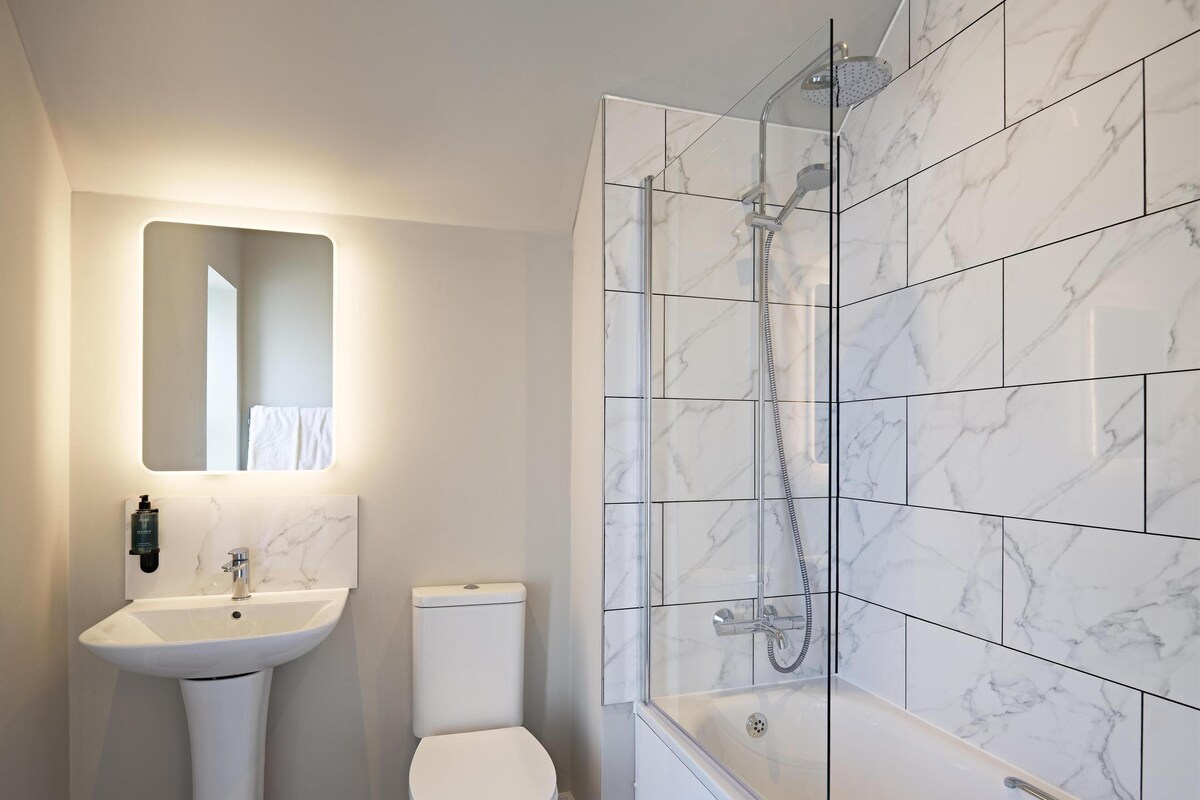 Signature Room, 1 King Bed, Non Smoking (View) | 1 bedroom, hypo-allergenic bedding available, in-room safe, desk