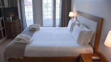 Suite Historic | Frigobar, cofres nos quartos, escrivaninha, Wi-Fi de cortesia