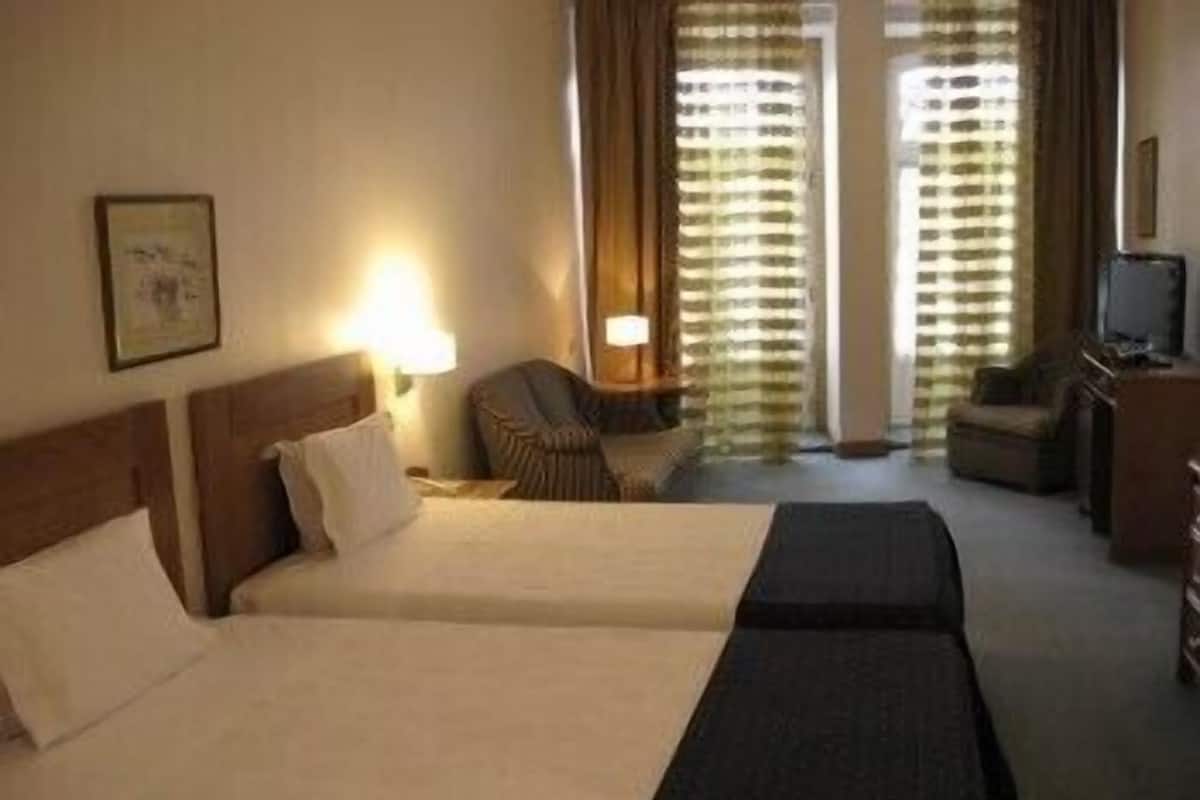 Een minibar, een kluis op de kamer, een bureau, gratis wifi