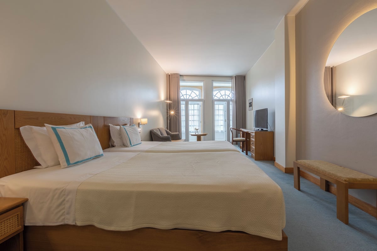 ميني بار وخزنة داخل الغرفة ومكتب وواي فاي مجانًا