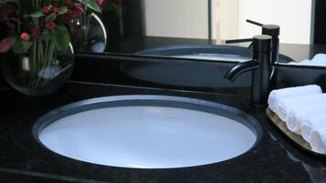 Ensemble douche/baignoire, douche à « effet pluie », sèche-cheveux