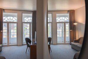 Suite Historic | Een minibar, een kluis op de kamer, een bureau, gratis wifi