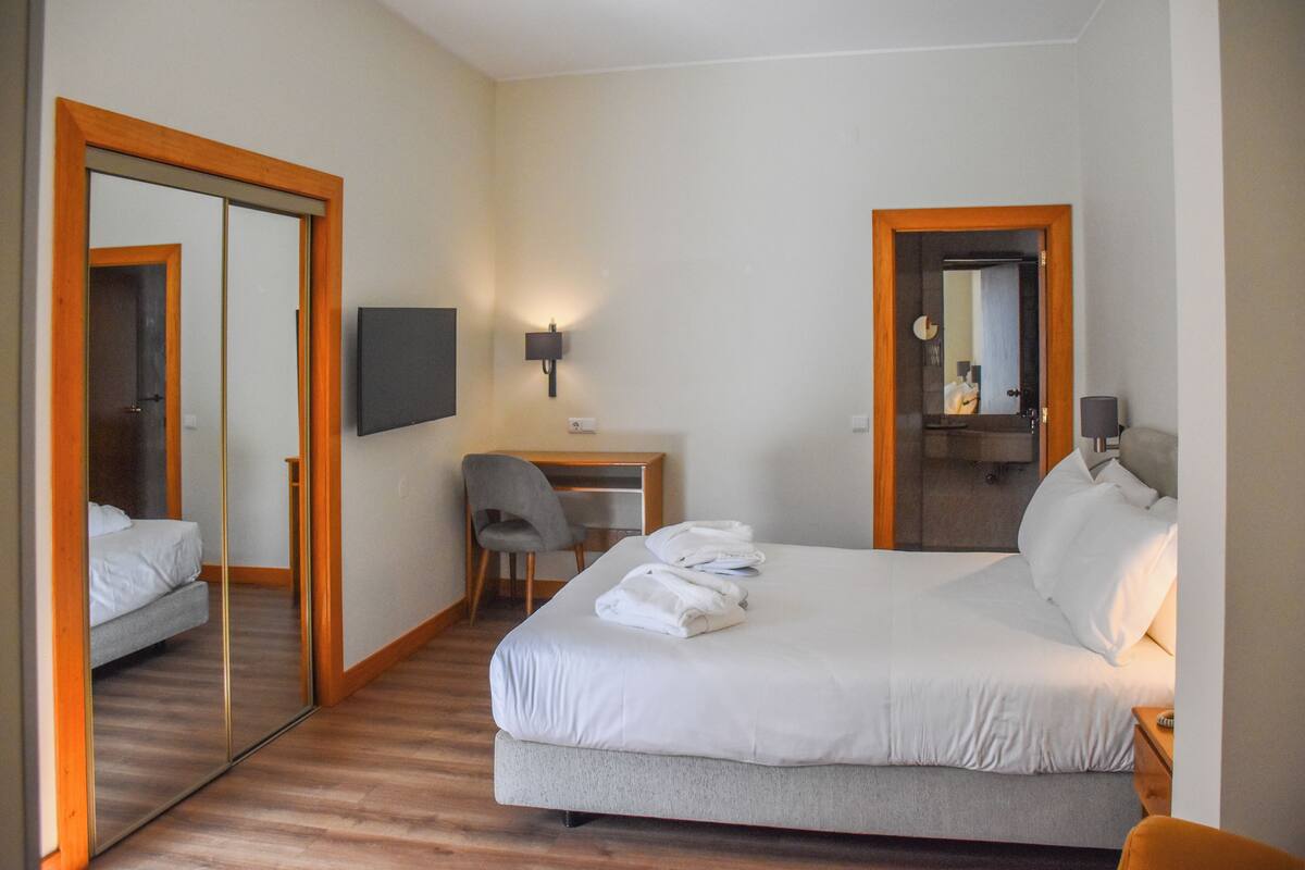 Classic Double or Twin Room | Minibar, in-room safe, desk, soundproofing