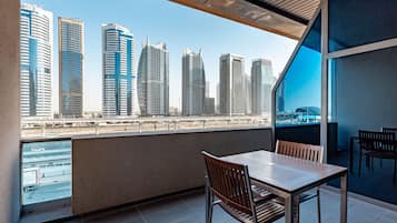 Studio, 1 King Bed, Balcony | Premium bedding, minibar, in-room safe, individually decorated