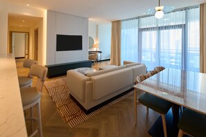 Literie de qualité, minibar, coffre-fort, décor unique