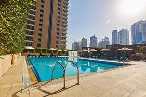 Outdoor pool, pool umbrellas - Radisson Blu Residence, Dubai Marina (Dubai)