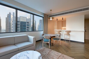 Ylelliset vuodevaatteet, minibaari, tallelokero huoneessa