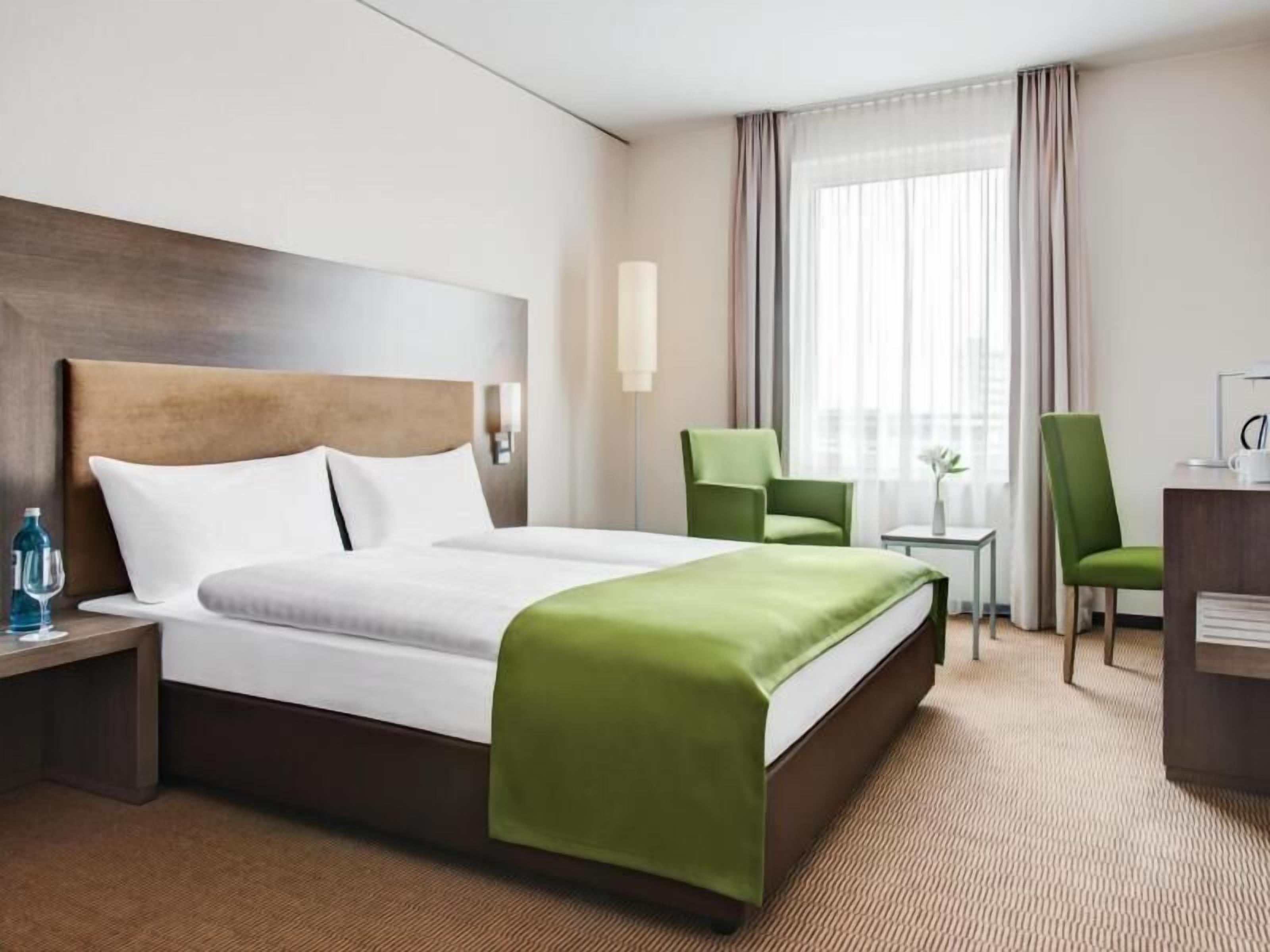 Roupas de cama premium, frigobar, cofres nos quartos, escrivaninha