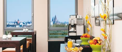 Petit déjeuner buffet (19 EUR par personne)