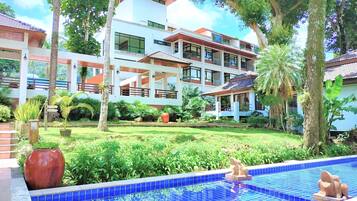 Desk, free cribs/infant beds, rollaway beds