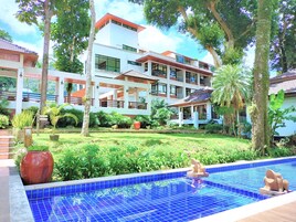 Seaside Deluxe Room with Bathtub | In-room safe, free cribs/infant beds, rollaway beds