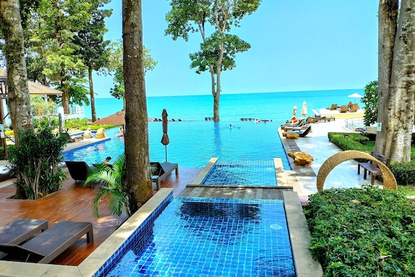 2 outdoor pools