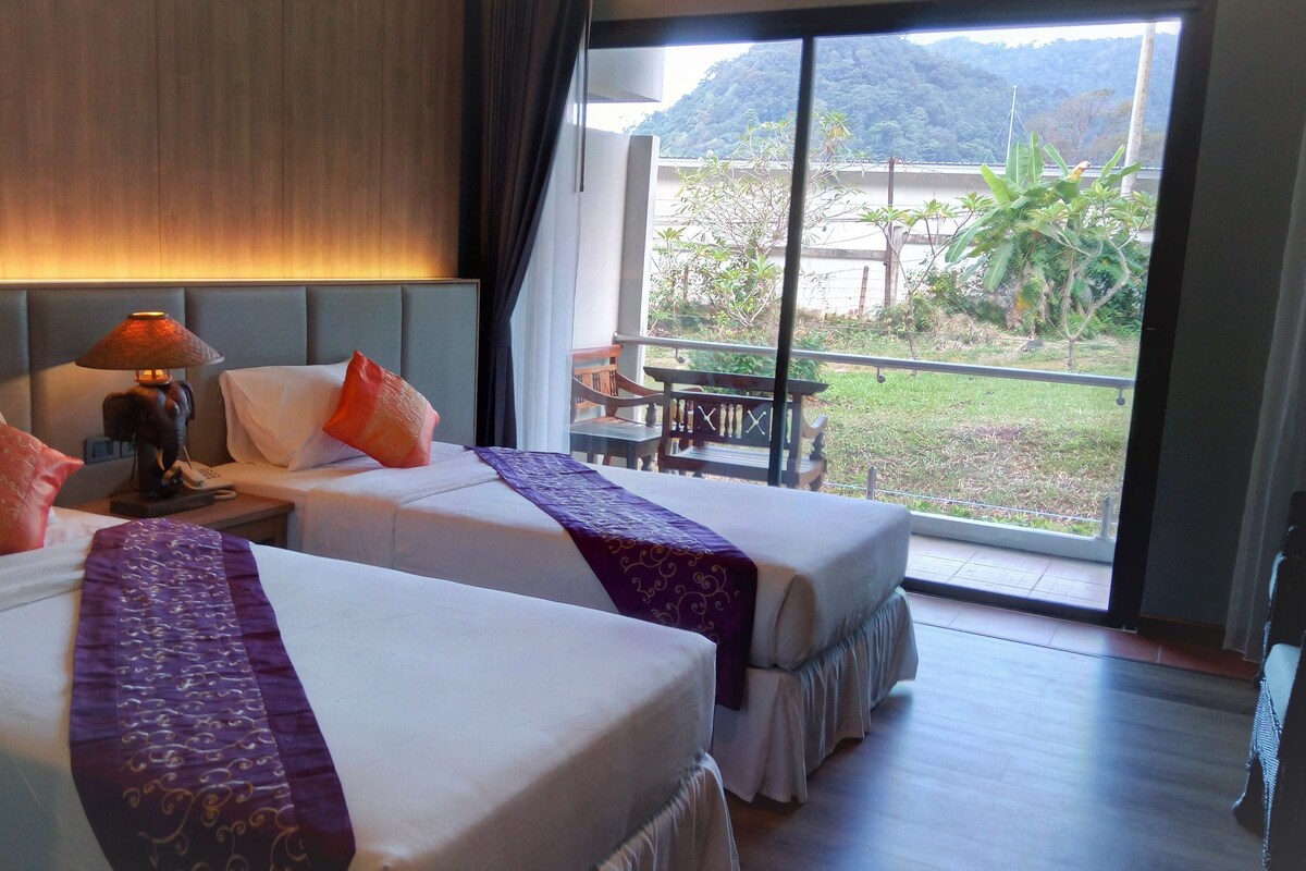 Hillside Deluxe Twin Bed Garden View | In-room safe