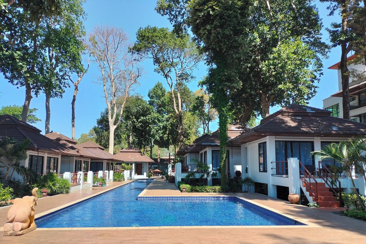 Poolside Villa | 거실 공간 | 위성 채널 시청이 가능한 32인치 LCD TV, TV