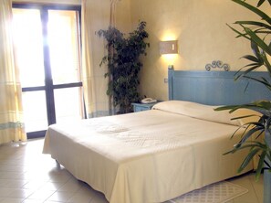 Minibar, coffres-forts dans les chambres, bureau, draps fournis