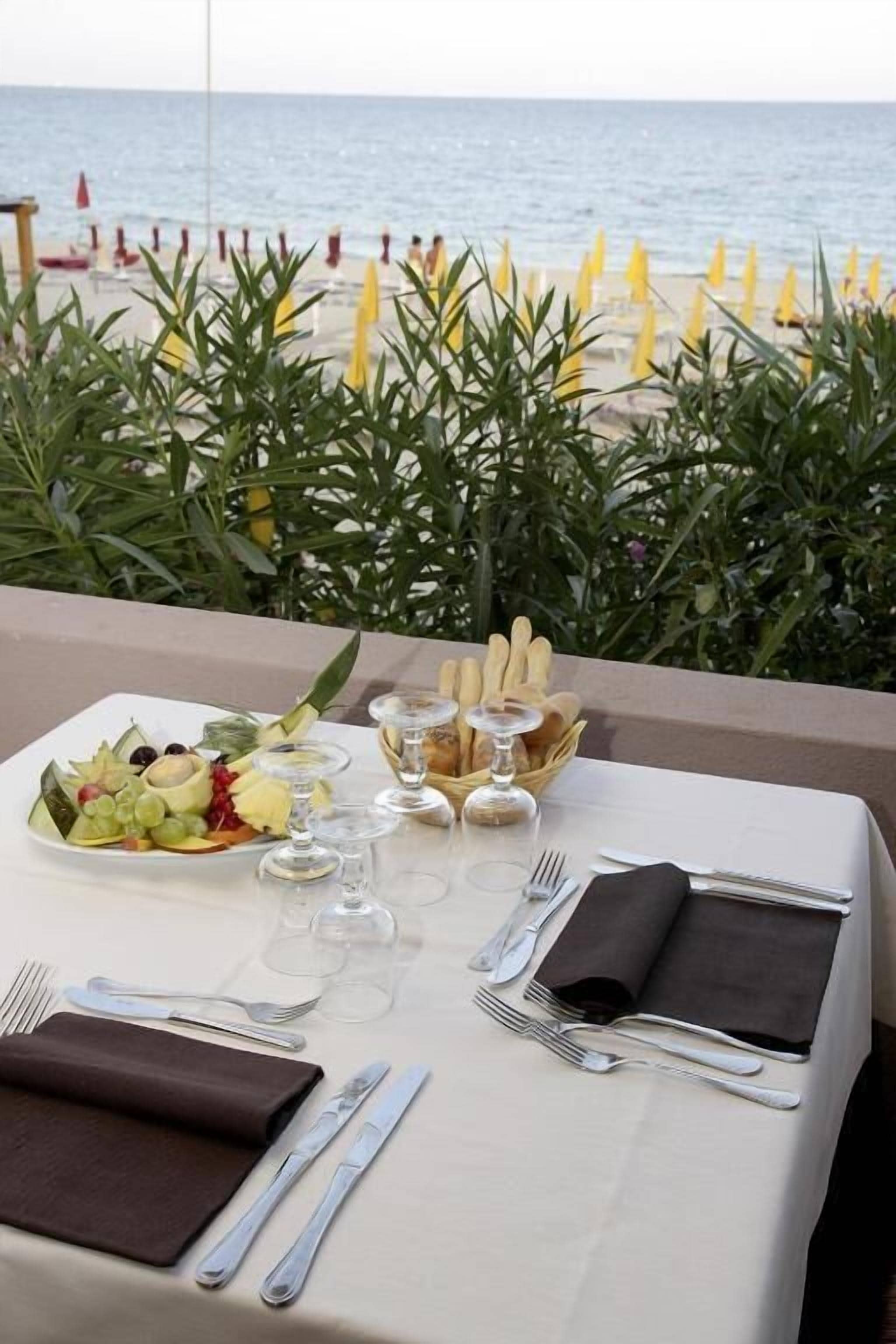 3 restaurantes: opção de almoço e jantar