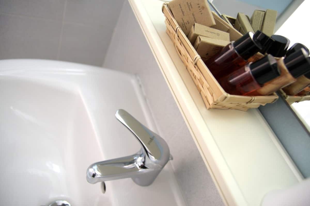 Een douche, gratis toiletartikelen, een haardroger, een bidet