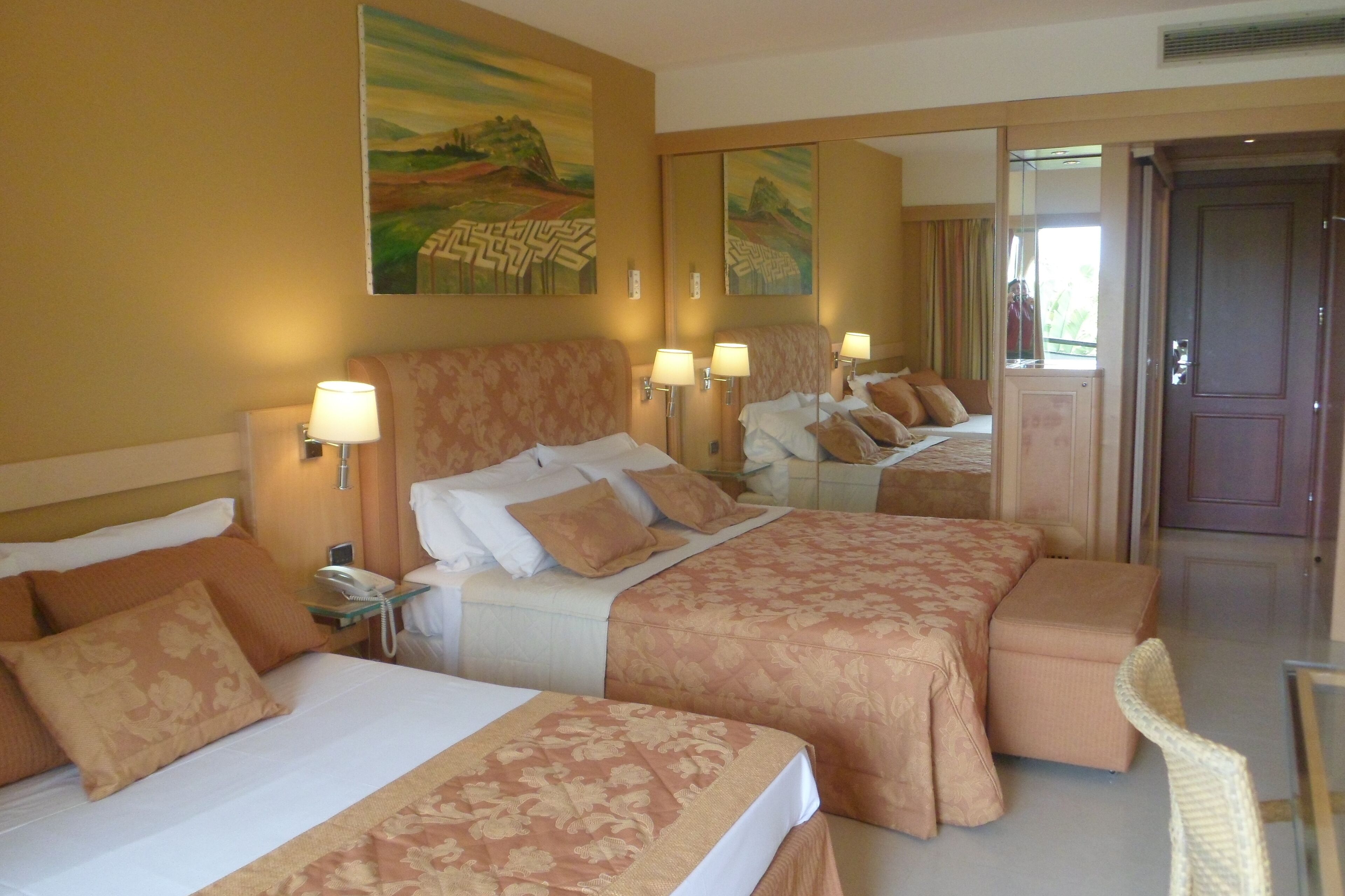 Minibar, caixa forta a l'habitació i escriptori 