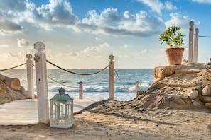 Private beach, white sand, sun-loungers, beach umbrellas - Acacia Resort (Campofelice di Roccella)
