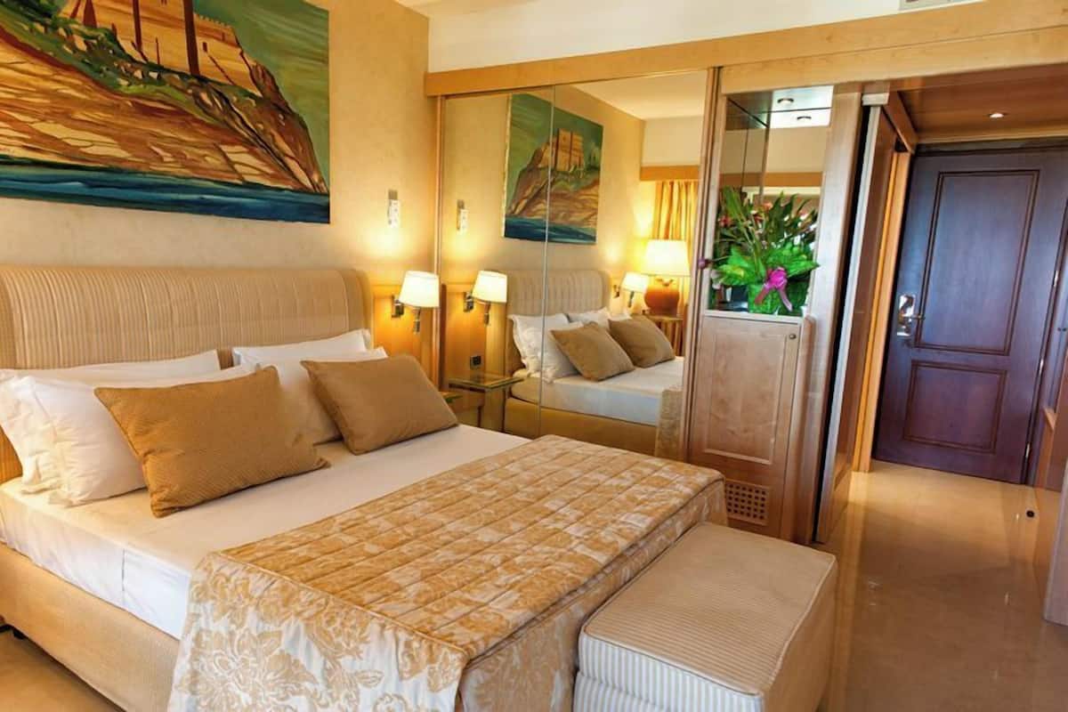 Minibar, caixa forta a l'habitació i escriptori