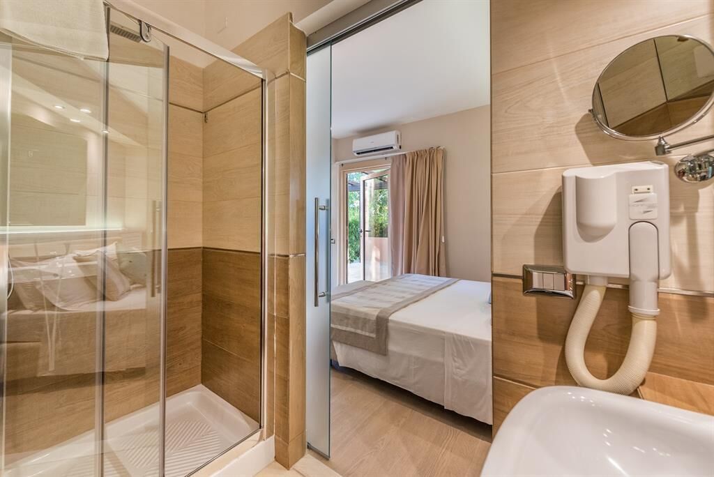 Habitació doble tradicional | Minibar, caixa forta a l'habitació i escriptori 