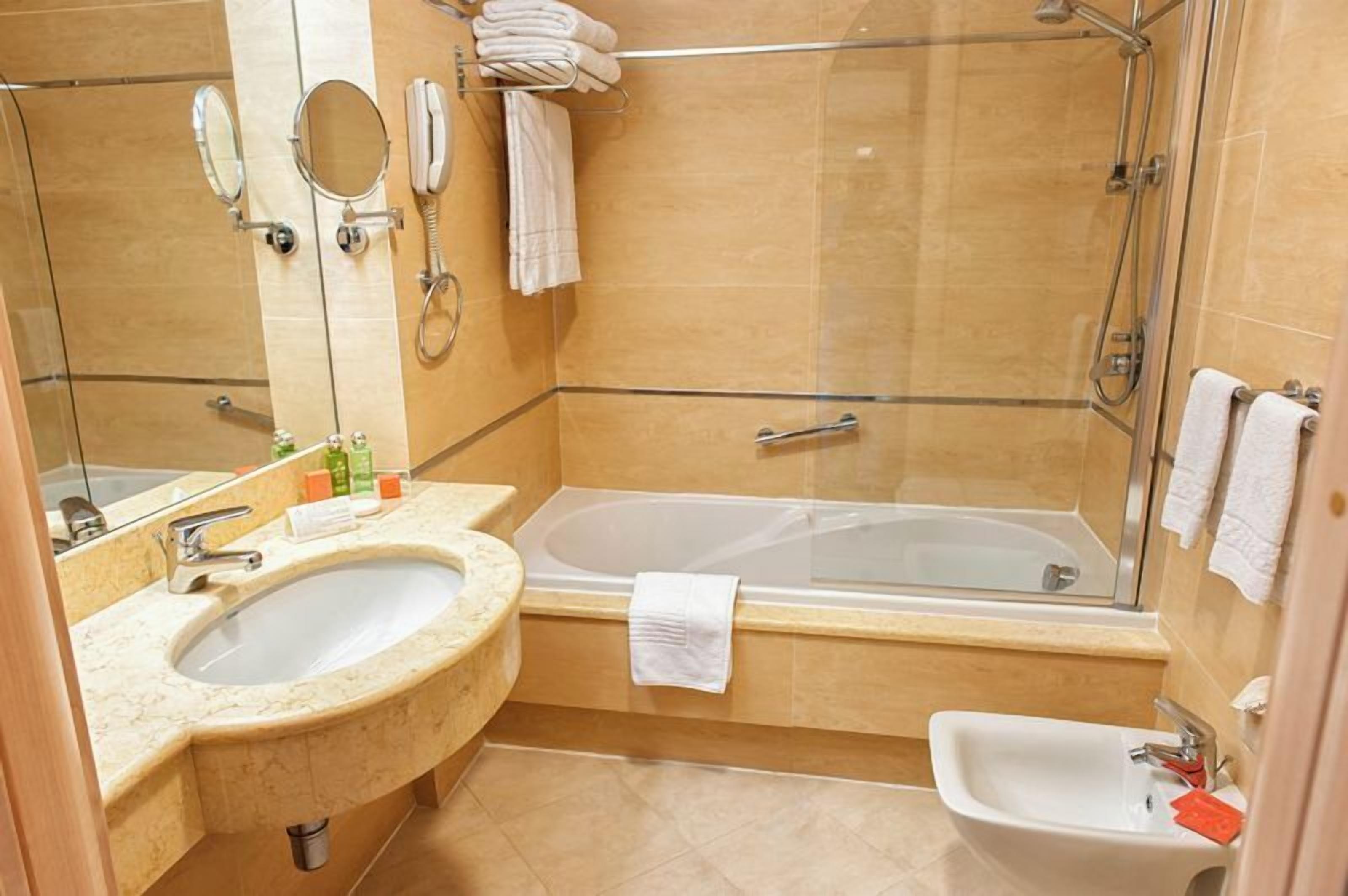 Combinació de dutxa i banyera i capçal de dutxa tipus cascada 