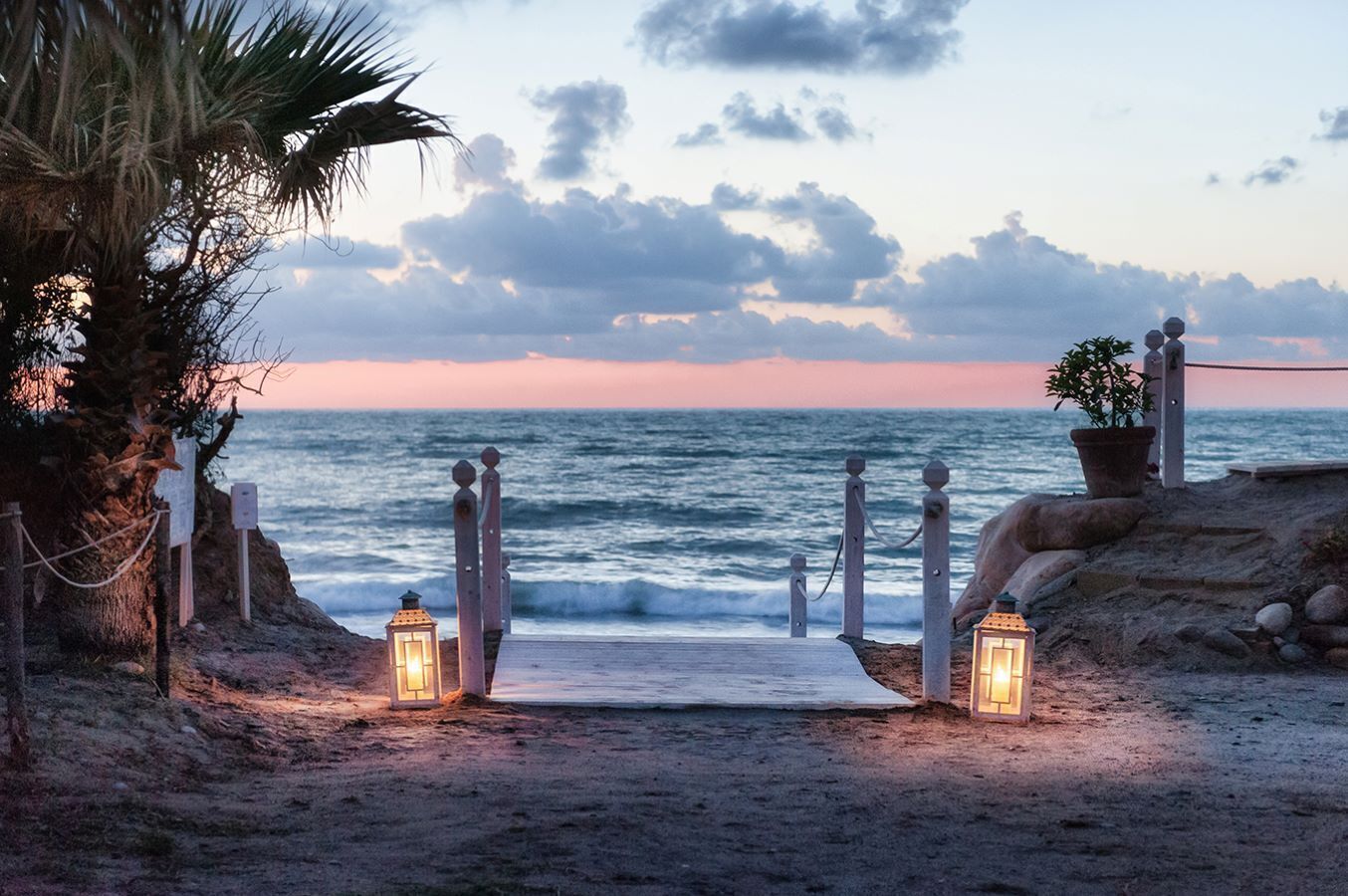 Plage privée, sable blanc, chaises longues, parasols