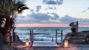 Plage privée, sable blanc, chaises longues, parasols