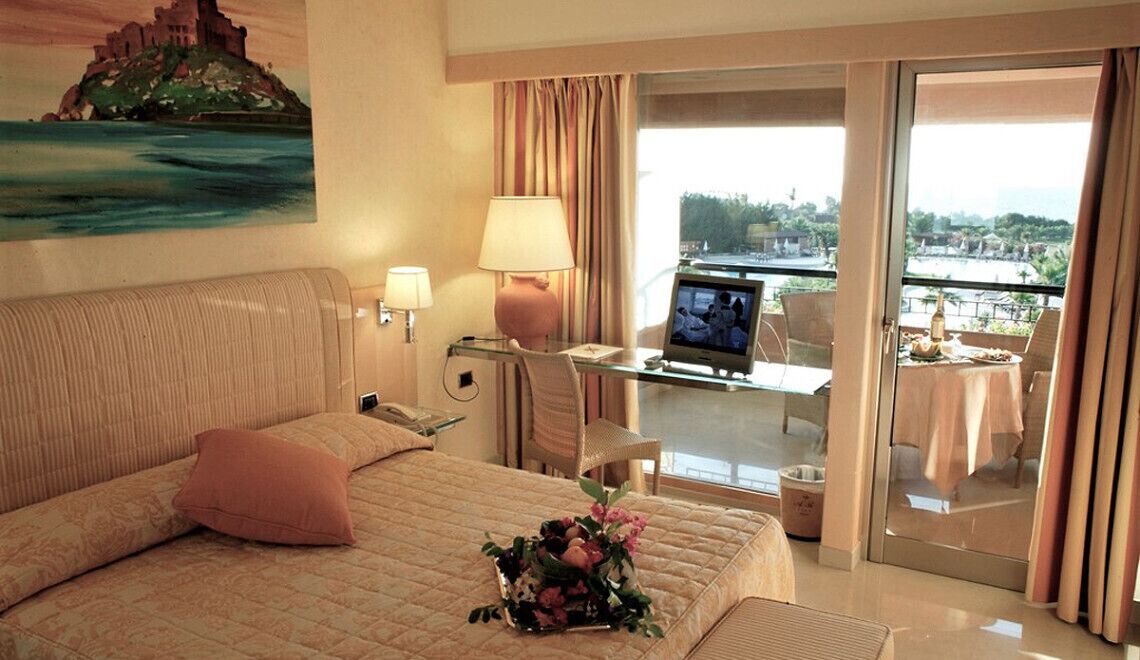 superior double room, sea view | 1 bedroom, minibar, in-room safe, desk