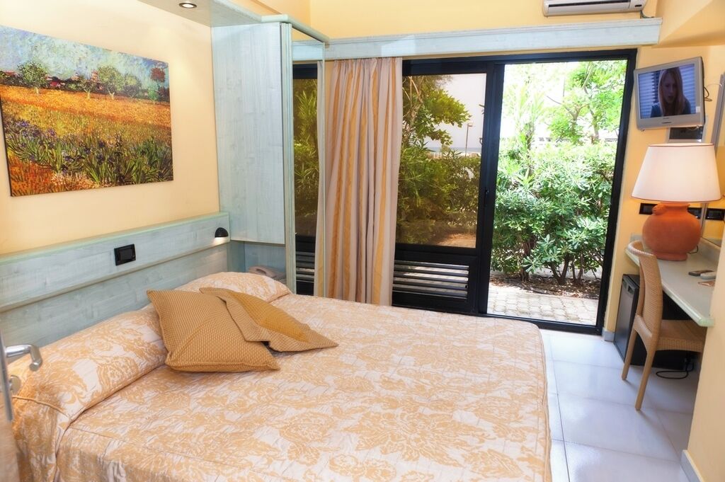 Habitació doble estàndard | Minibar, caixa forta a l'habitació i escriptori 