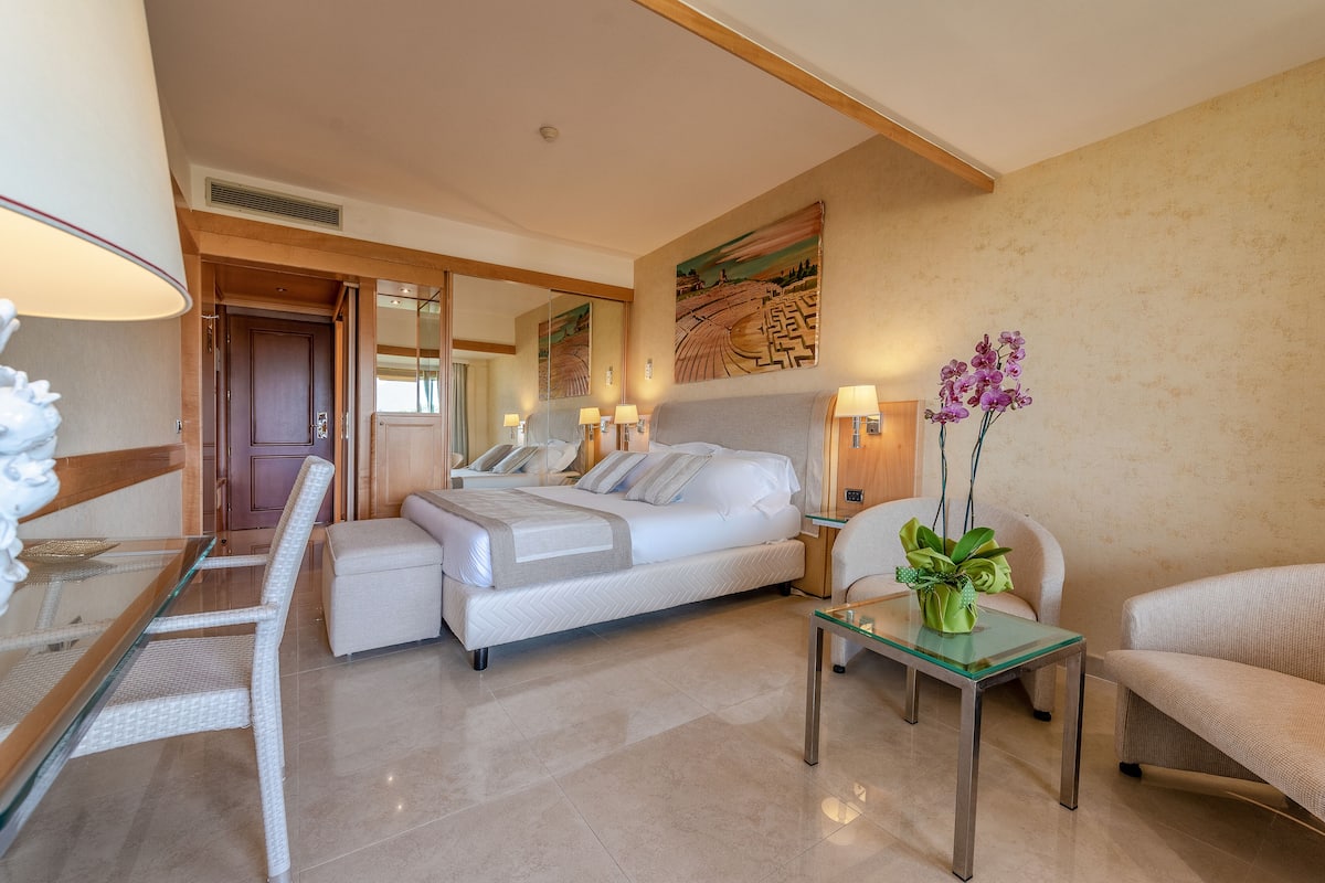 deluxe double room | 1 bedroom, minibar, in-room safe, desk