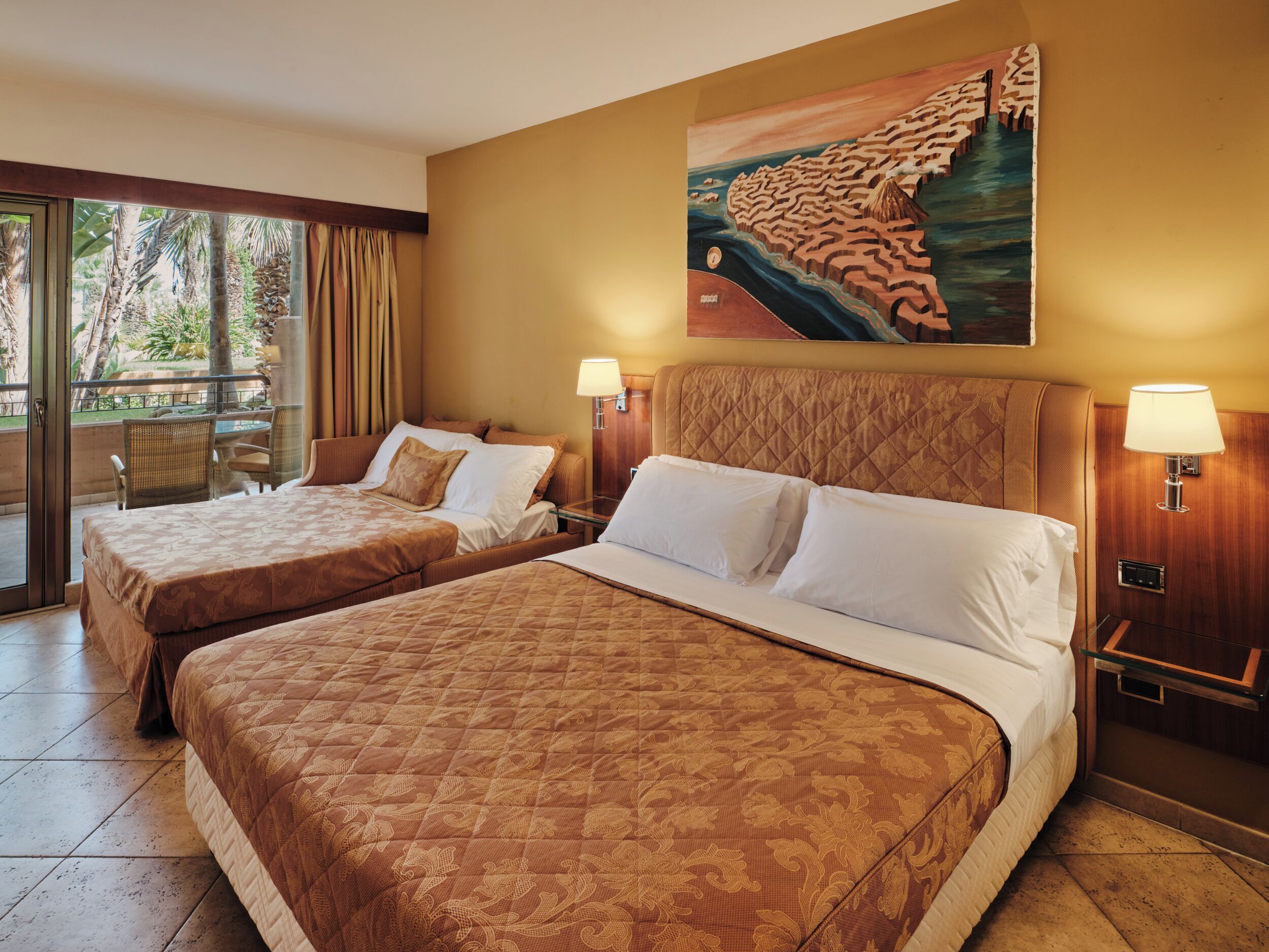 Una habitación de hotel con dos camas, un balcón y un cuadro en la pared.